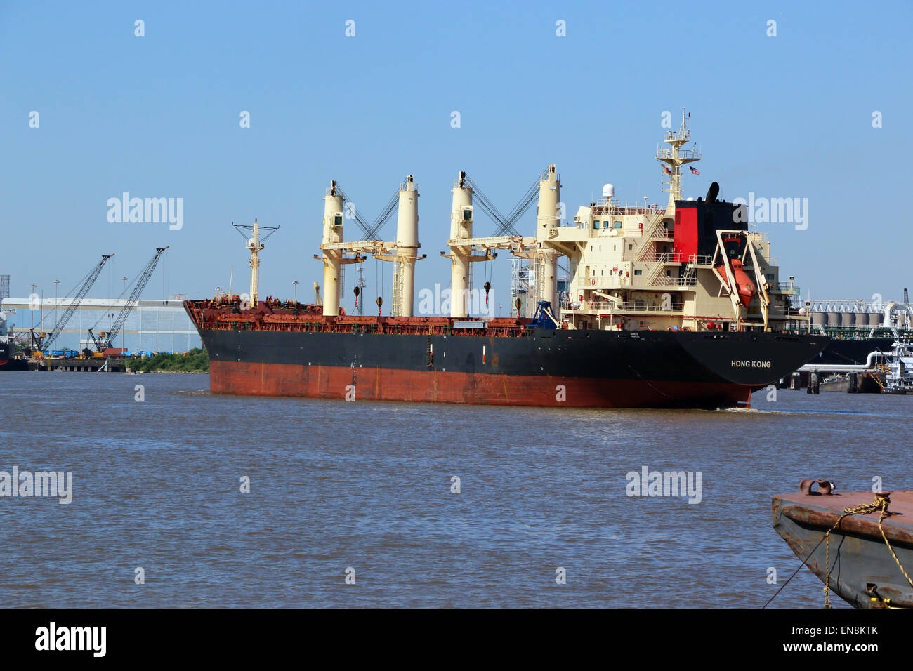 Nave da carico lasciando Port Foto Stock
