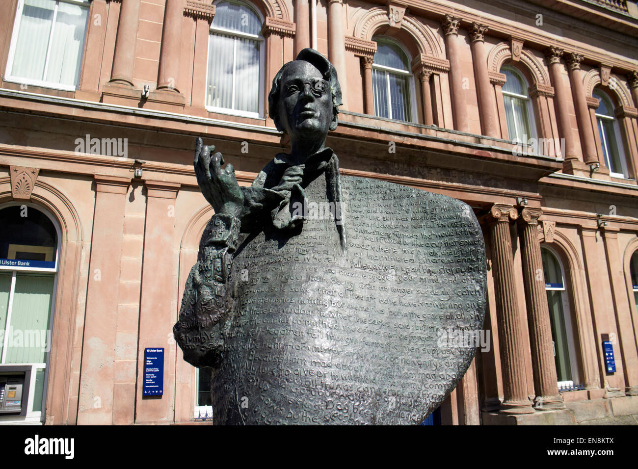 Wb yeats scultura statua al di fuori dell'Ulster Bank su stephen street Sligo, Repubblica di Irlanda Foto Stock
