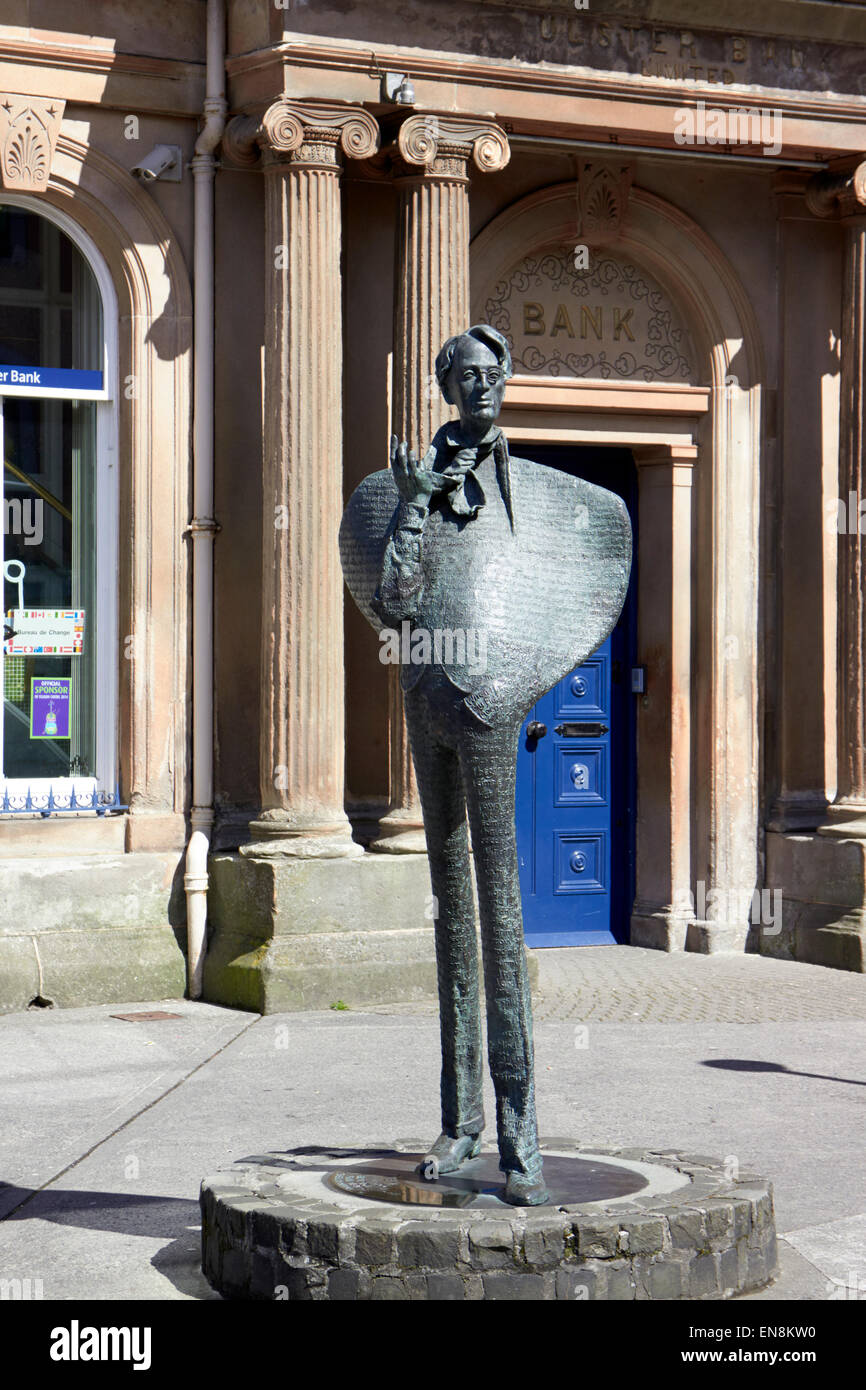 Wb yeats scultura statua al di fuori dell'Ulster Bank su stephen street Sligo, Repubblica di Irlanda Foto Stock