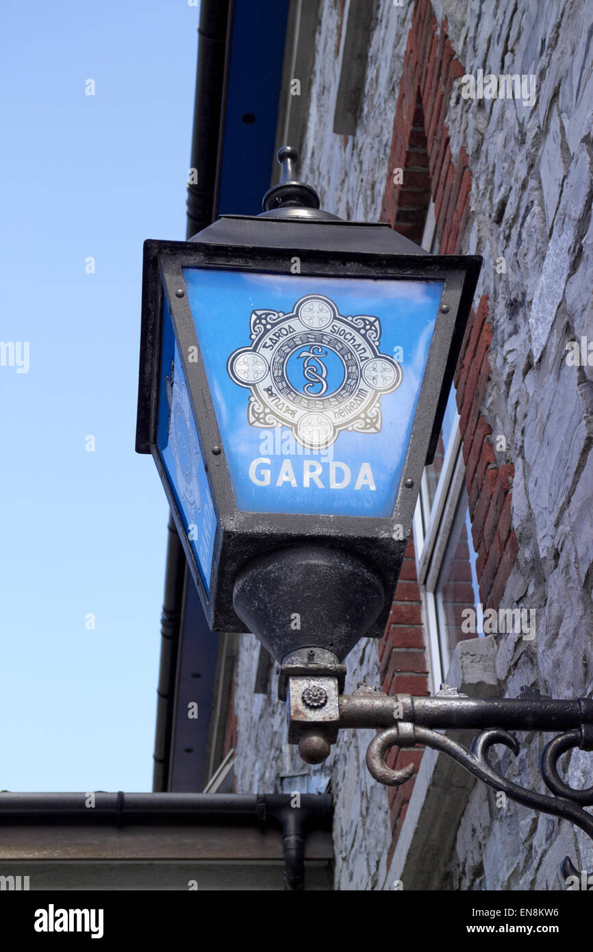 Garda polizia irlandese la spia blu all'esterno della stazione Sligo, Repubblica di Irlanda Foto Stock