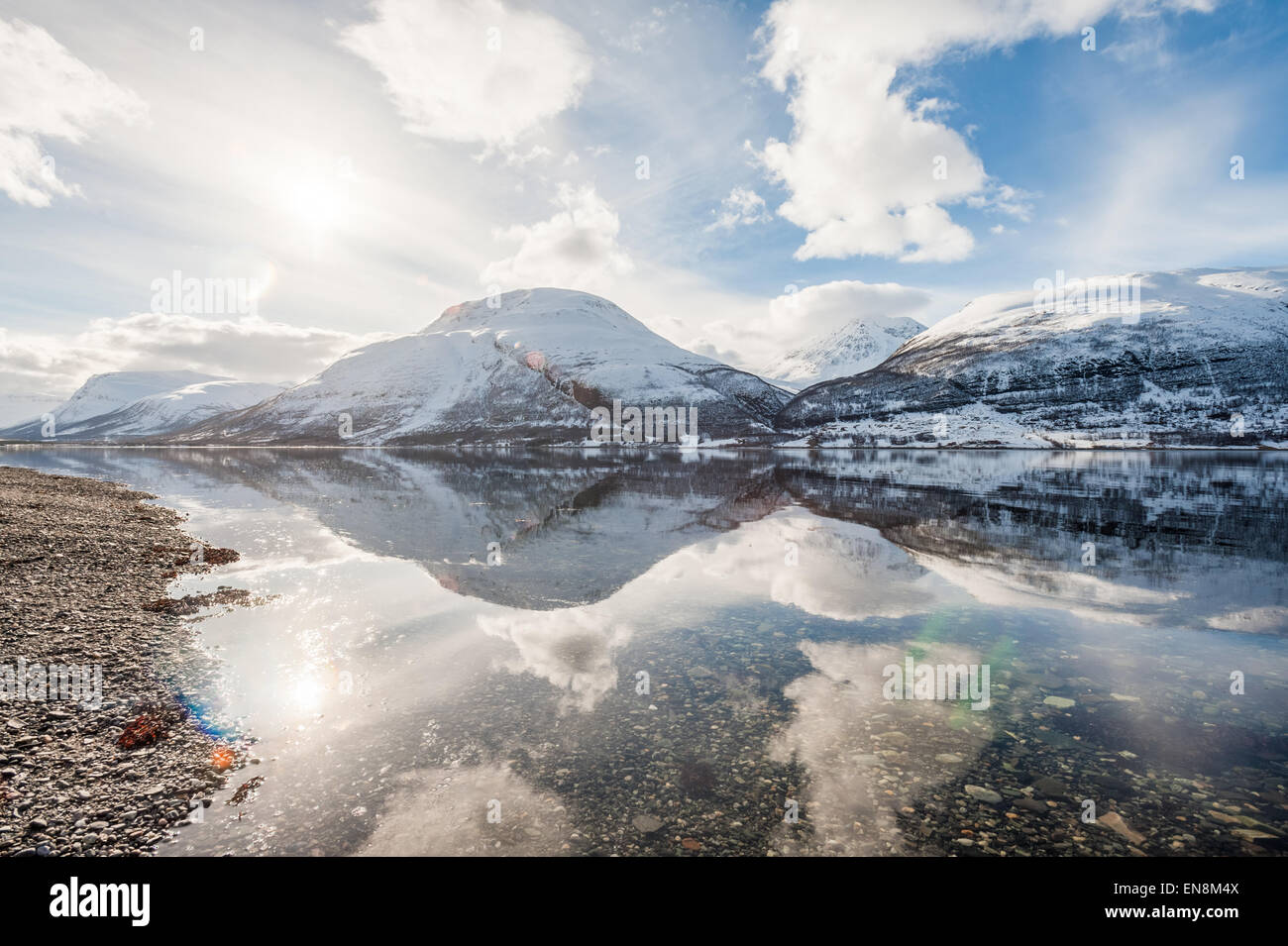 Montagne che si riflettono sull'acqua, Alpi Lyngen, arctic Norvegia Foto Stock
