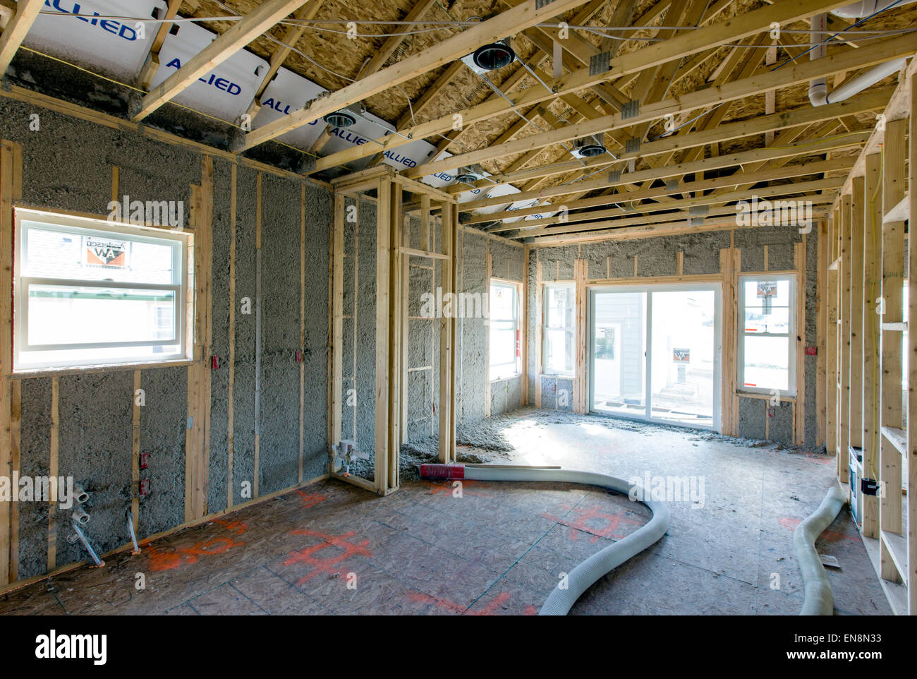 Telaio interno pareti con soffiata in isolamento, costruzione di un artigiano stile casa residenziale in Colorado, STATI UNITI D'AMERICA Foto Stock