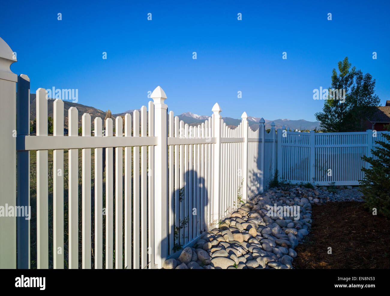 In vinile bianco Picket Fence giardino nel cortile di un artigiano stile casa residenziale in Colorado, STATI UNITI D'AMERICA Foto Stock