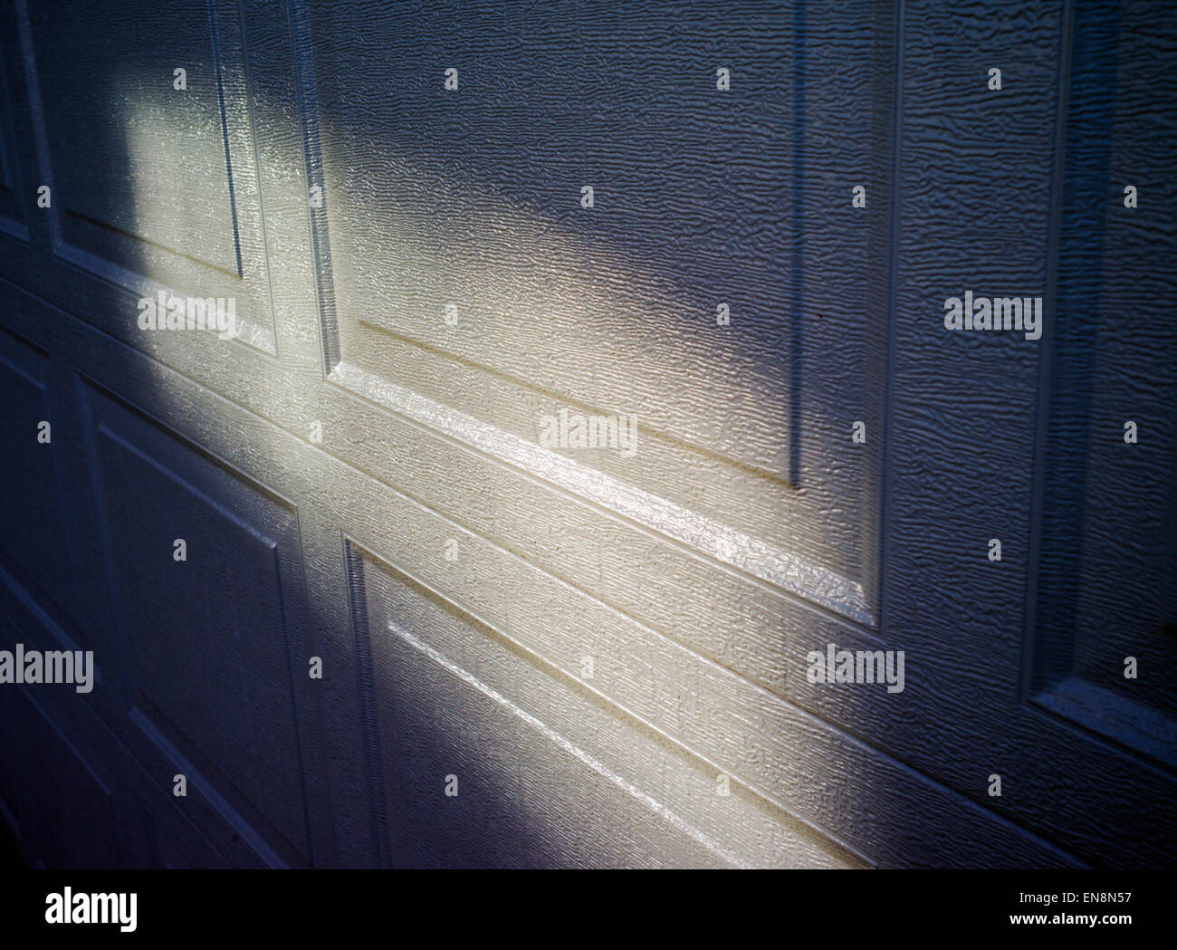 Dettaglio studio della luce solare pezzata su la porta del garage di un  artigiano stile casa residenziale in Colorado, STATI UNITI D'AMERICA Foto  stock - Alamy