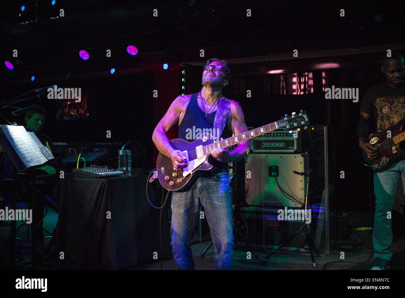 San Jose, California, Stati Uniti d'America. 28 Aprile, 2015. Jazz Fusion chitarra leggenda AL DI MEOLA suona dal vivo presso il Teatro RockBar. Credito: Jerome Brunet/ZUMA filo/Alamy Live News Foto Stock