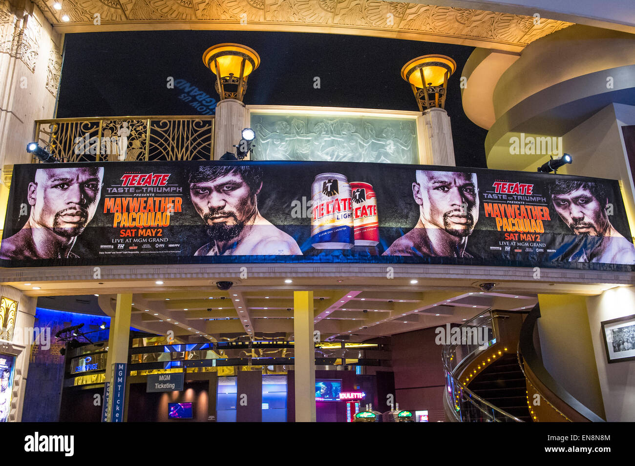 Las Vegas, Nevada, USA. 28 Aprile, 2015. Un segno a MGM Grand pubblicizza circa il Floyd Mayweather e Manny Pacquiao lotta il 28 aprile 2015 a Las Vegas , la lotta prevista per il 2 maggio 2015 Credit: Yaacov Dagan/Alamy Live News Foto Stock