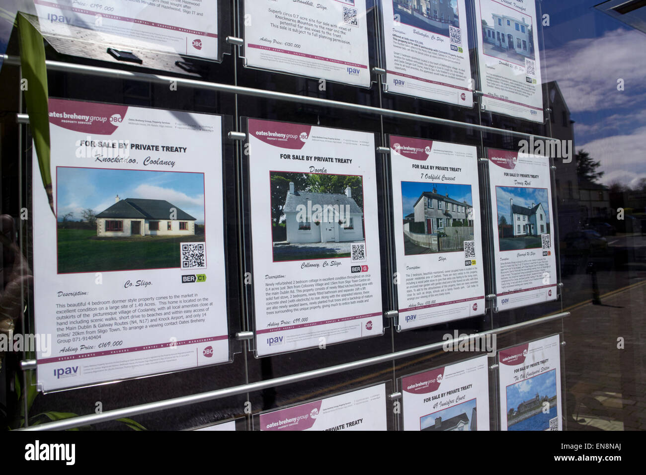 Proprietà per la vendita in un agenti immobiliari finestra Sligo, Repubblica di Irlanda Foto Stock