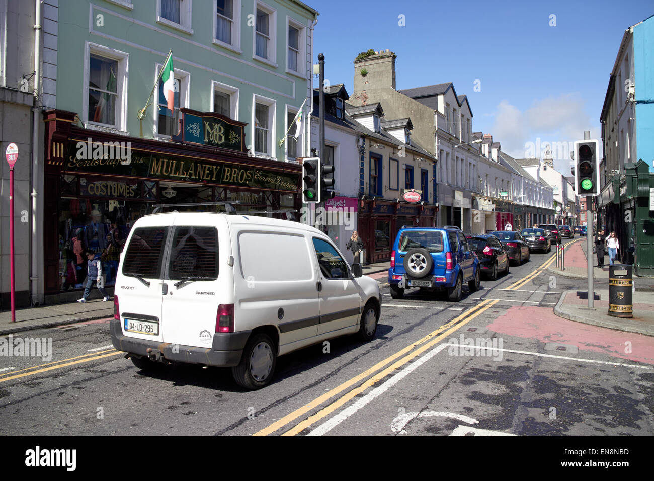 Occupato il traffico su una strada stretta del sistema O'Connell street sligo town center Repubblica di Irlanda Foto Stock