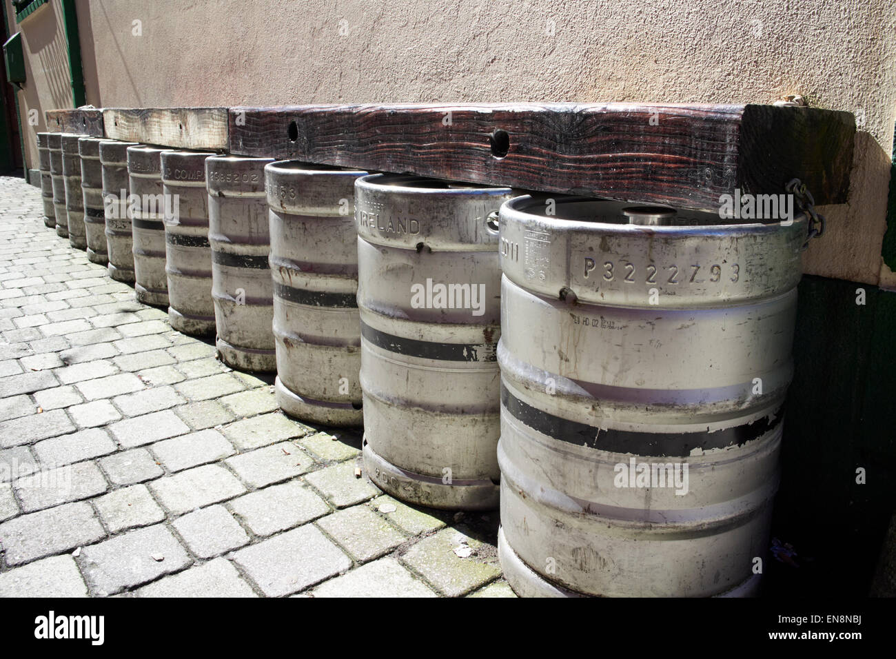 Fila di Guinness stout botti utilizzate come un banco di lavoro al di fuori di un pub Sligo, Repubblica di Irlanda Foto Stock