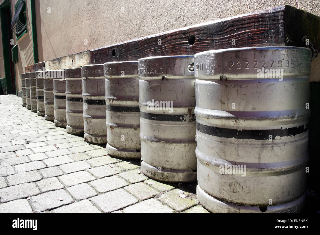 Fila di Guinness stout botti utilizzate come un banco di lavoro al di fuori di un pub Sligo, Repubblica di Irlanda Foto Stock