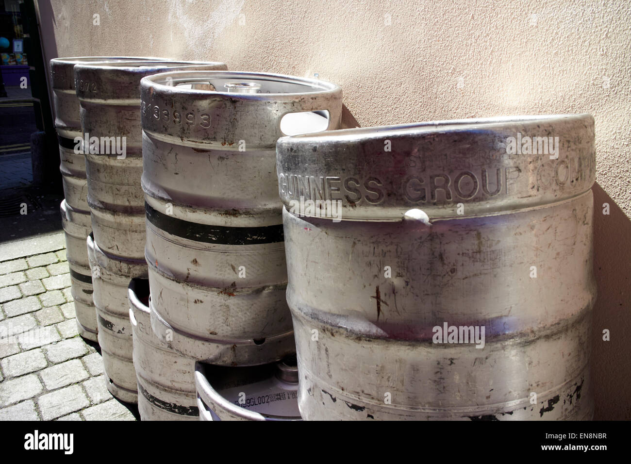 Fila di Guinness stout di barili al di fuori di un pub Sligo, Repubblica di Irlanda Foto Stock