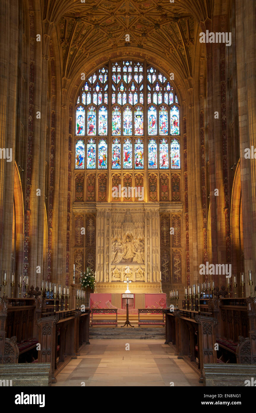 Architettura della chiesa. Il medievale magnifico interno di Sherborne Abbey guardando verso l altare maggiore e la grande finestra orientale. Il Dorset, Inghilterra. Foto Stock