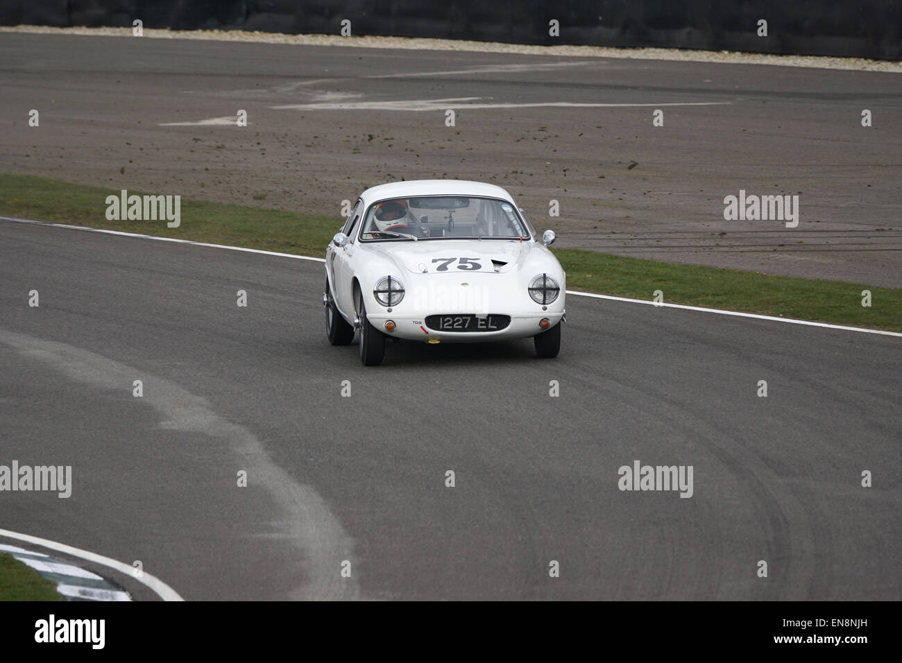 Robin Ellis 1961 Lotus Elite hard in curva attraverso Woodcote durante il Les Leston Cup gara al Goodwood 73rd Assemblea dei Soci Foto Stock