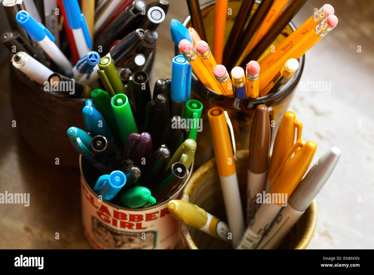 Diverse giare di penne, pennarelli e matite. Foto Stock