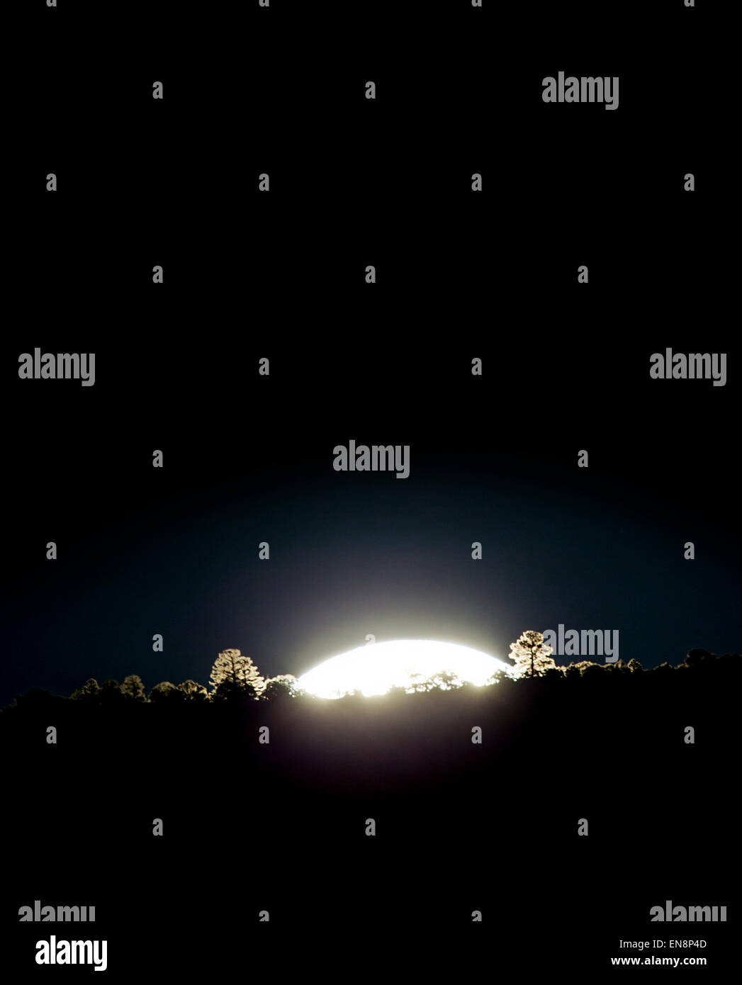 Full Moon Rising su montagne rocciose, Salida, Colorado, STATI UNITI D'AMERICA Foto Stock