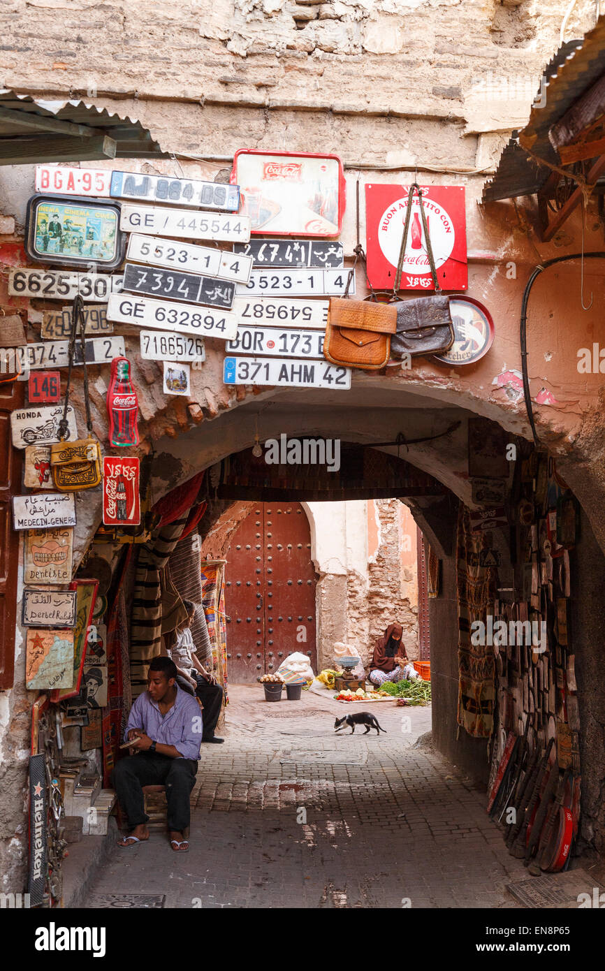 L uomo e il negozio. Zouk. Marrakech. Il Marocco. Africa Foto Stock