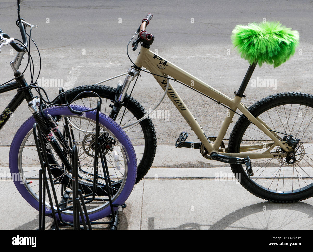 " Commuter " Bicicletta con sede funky parcheggiato nel centro storico di salida, Colorado, STATI UNITI D'AMERICA Foto Stock