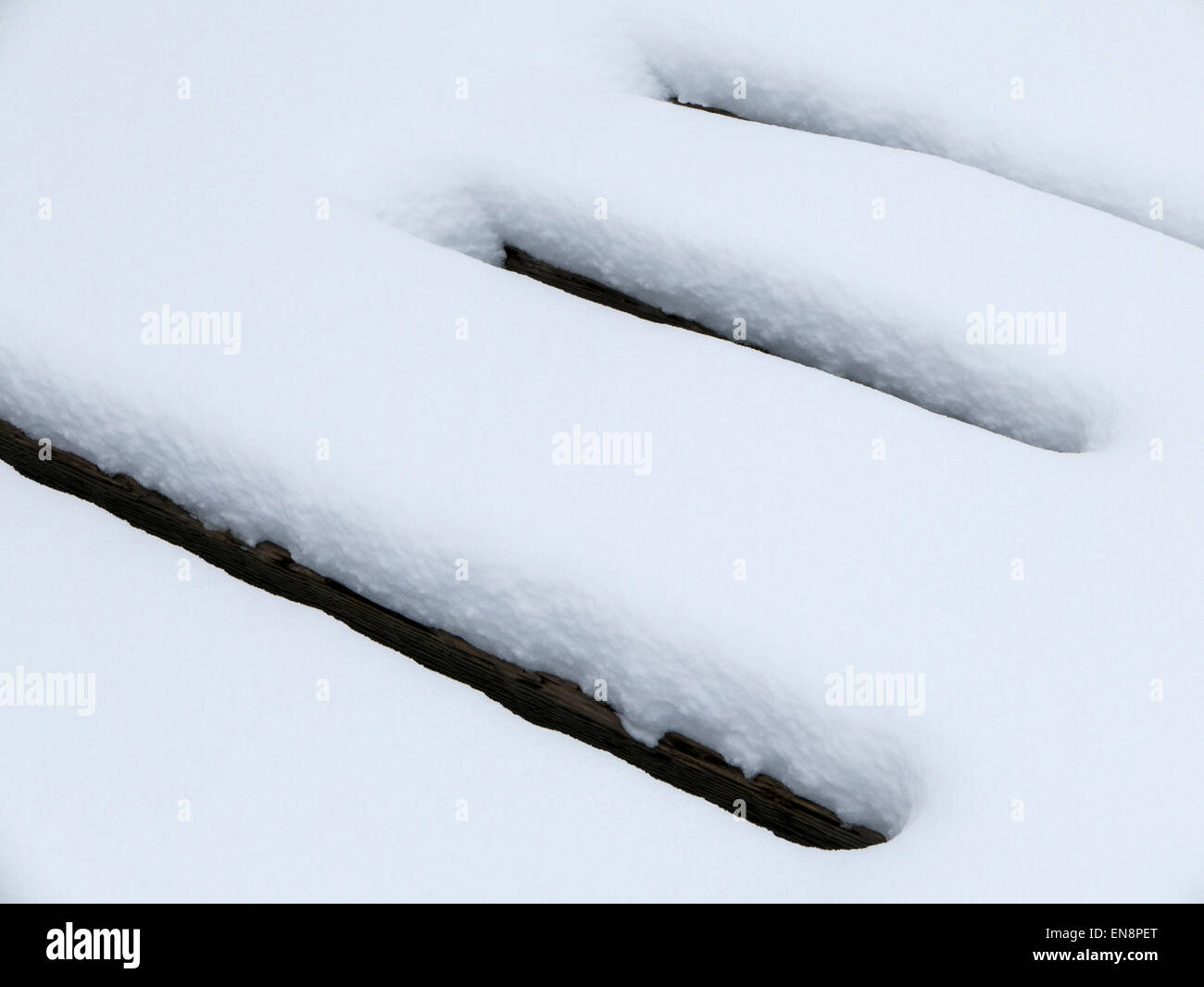 La neve crea modelli sulla vecchia struttura di guida. Foto Stock