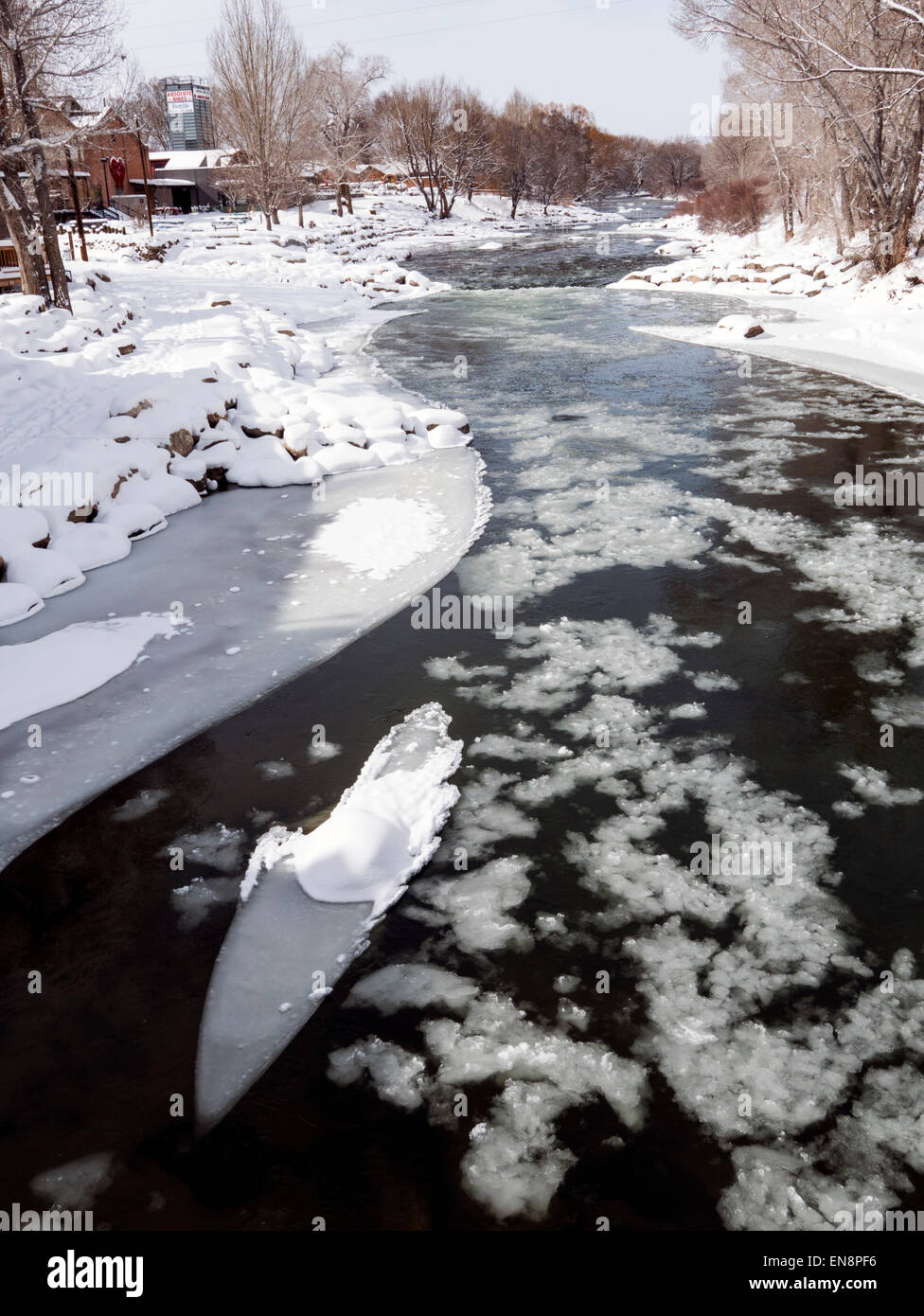 Neve e ghiaccio soffocato Arkansas River, che corre attraverso il quartiere del centro storico del piccolo paese di montagna di salida, CO Foto Stock