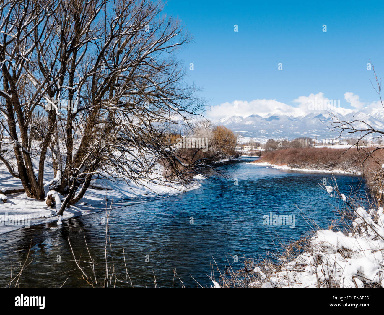 Neve e ghiaccio soffocato Arkansas River, che corre attraverso il quartiere del centro storico del piccolo paese di montagna di salida, CO Foto Stock