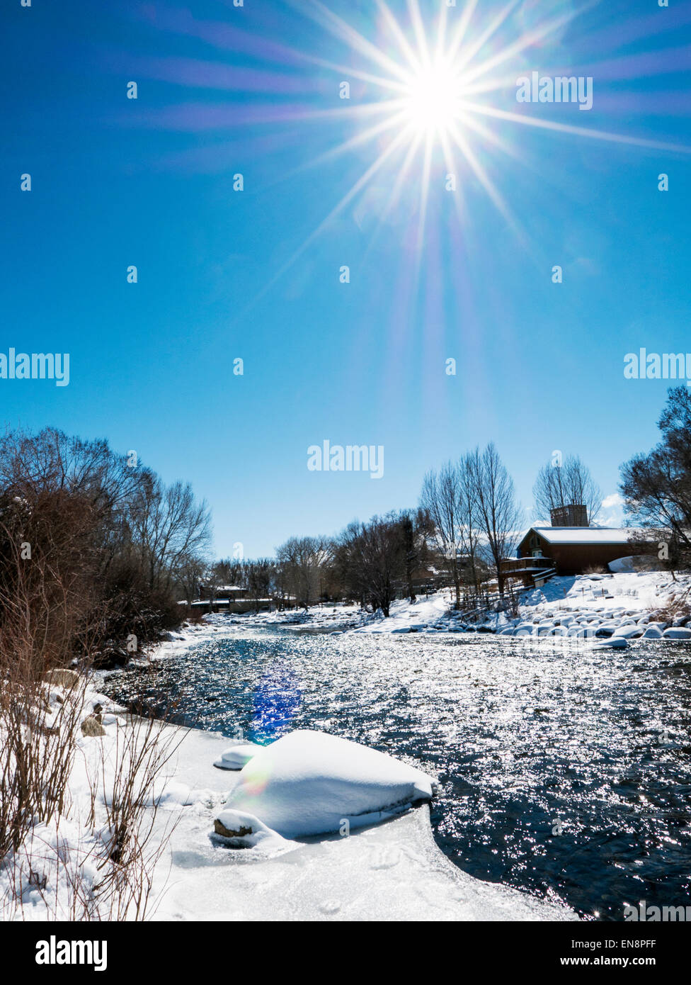 Neve e ghiaccio soffocato Arkansas River, che corre attraverso il quartiere del centro storico del piccolo paese di montagna di salida, CO Foto Stock