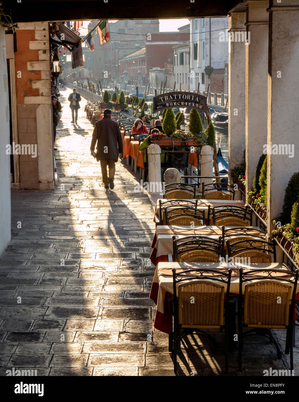 I turisti e la gente del posto a piedi percorsi in ciottoli, Venezia, Italia, città dei canali Foto Stock