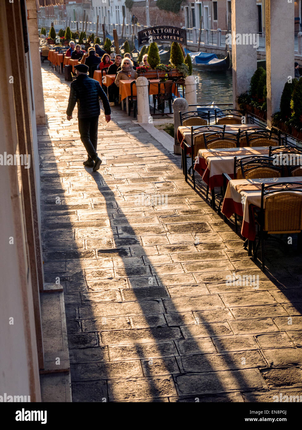 I turisti e la gente del posto a piedi percorsi in ciottoli, Venezia, Italia, città dei canali Foto Stock