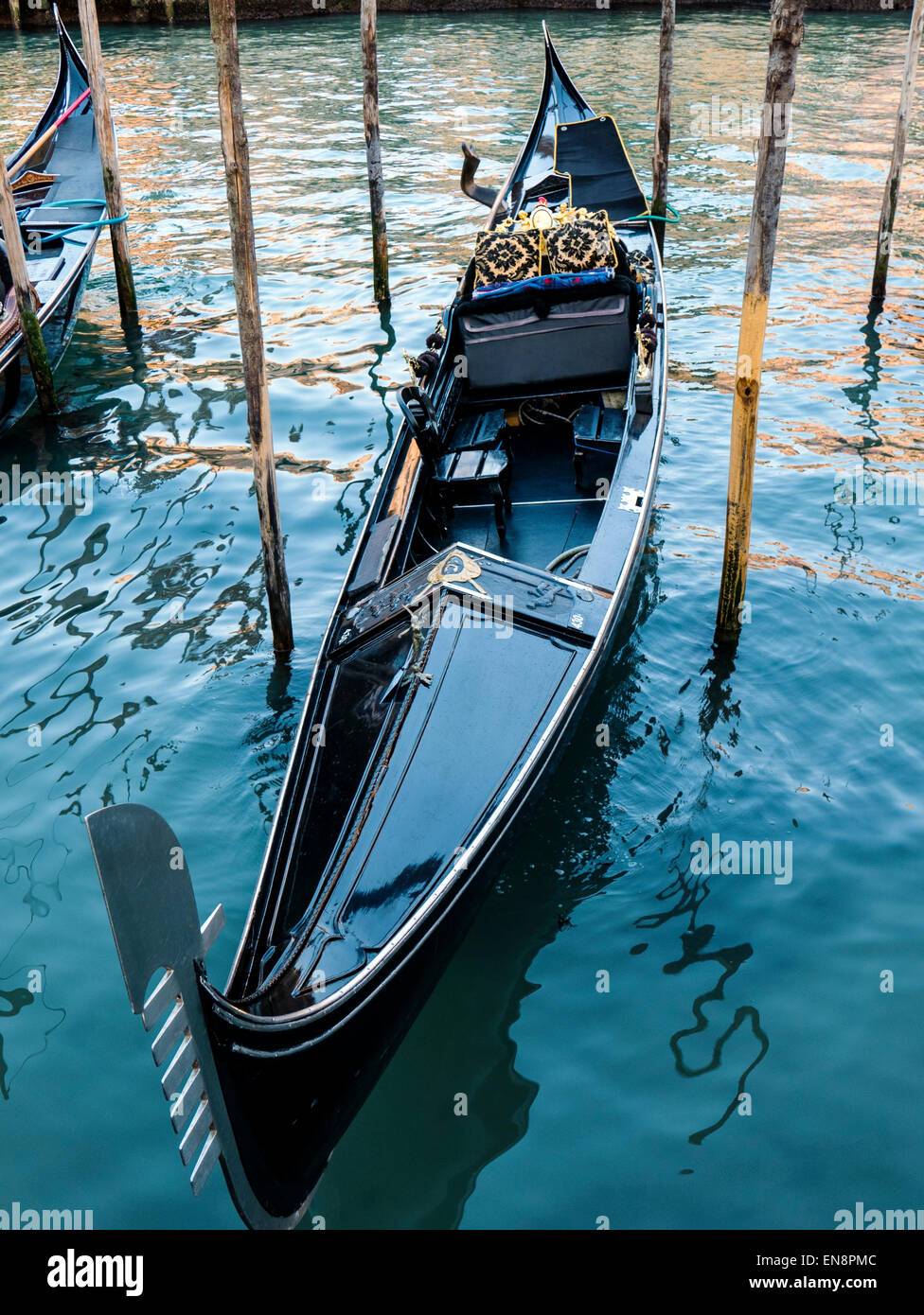 Iconica della gondola di Venezia, l'Italia, la città dei canali Foto Stock