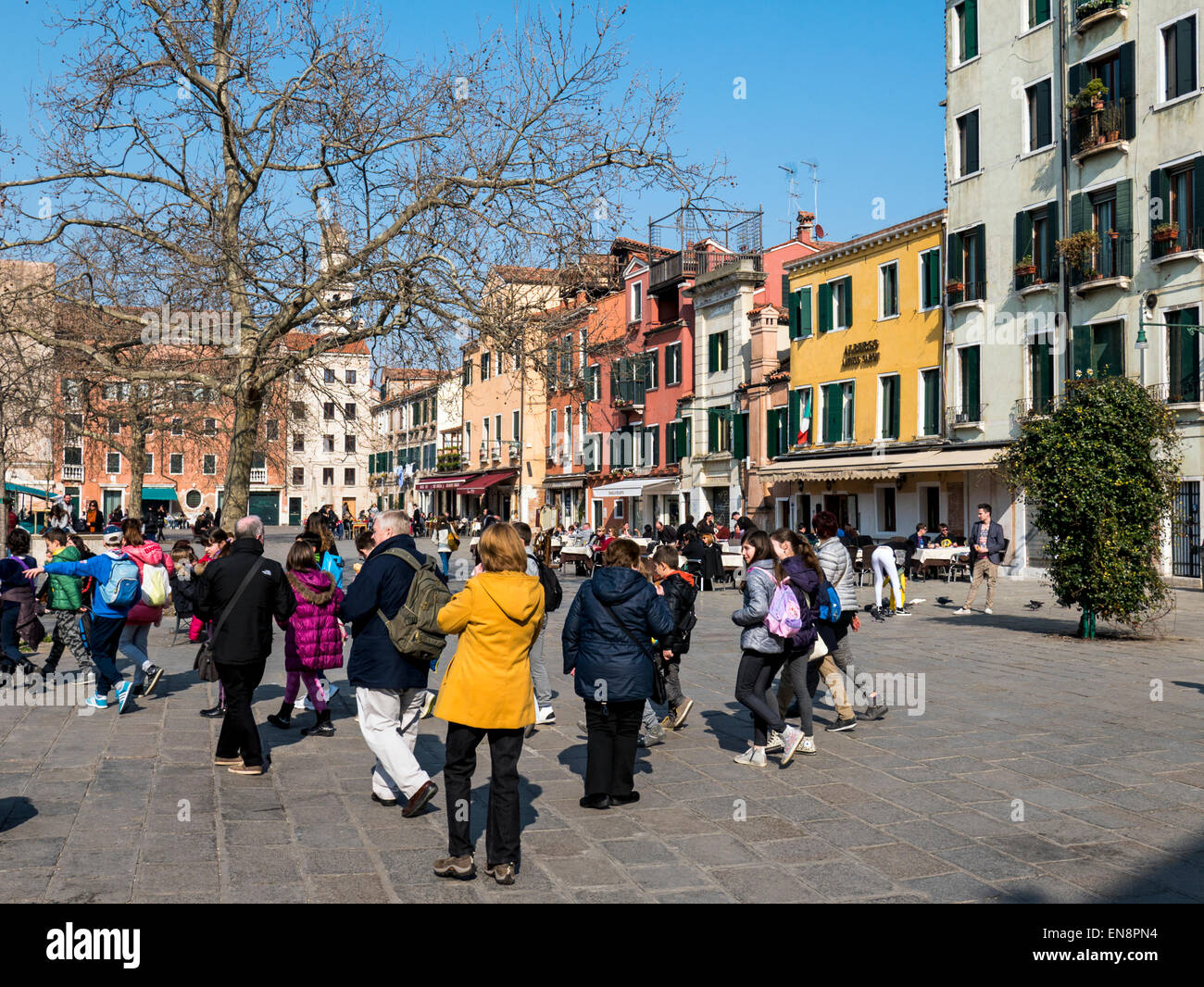 Visitatori & locali godono di Venezia, l'Italia, la città dei canali Foto Stock