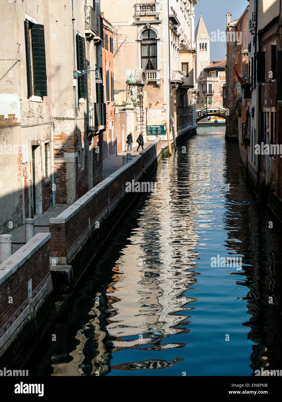 Visitatori & locali godono di Venezia, l'Italia, la città dei canali Foto Stock