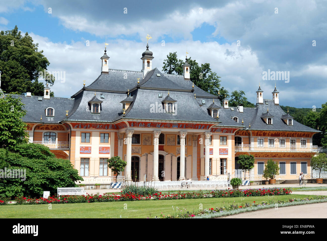 Il castello di Pillnitz di Dresda con la montagna palais e il grande parco del castello. Foto Stock