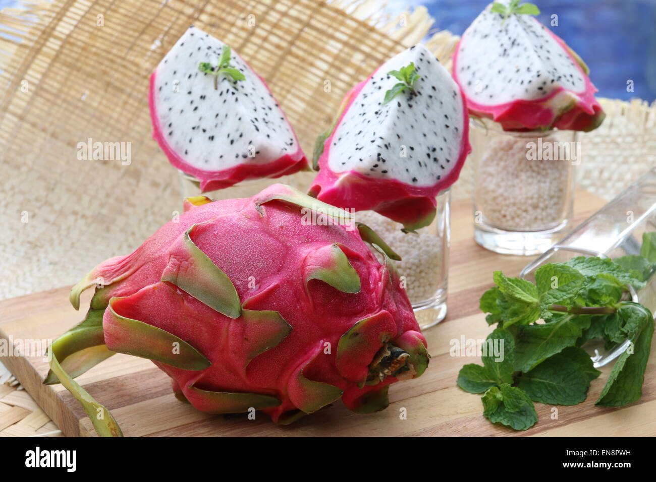 Tutta la frutta drago con i cunei mostrato ulteriormente all'indietro. Foto Stock