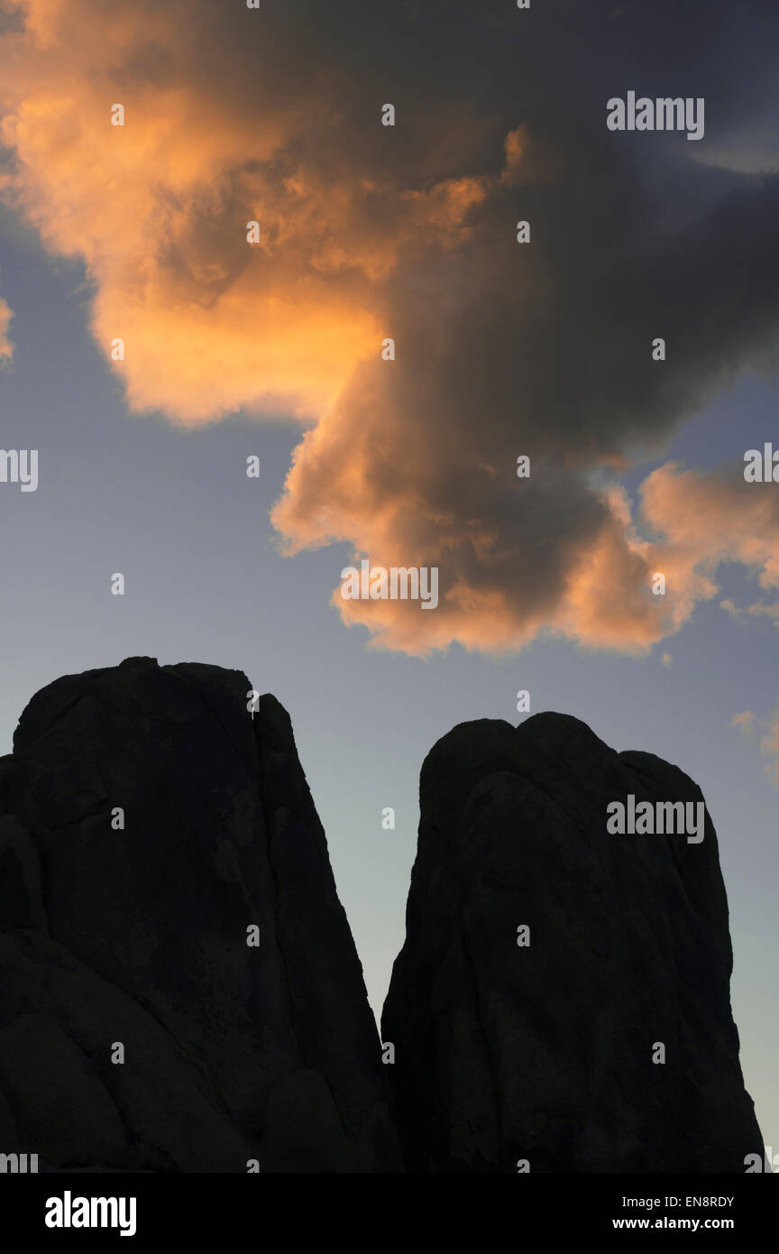 Tramonto sulle nuvole, Alabama Hills, Eastern Sierra Nevada, in California Foto Stock