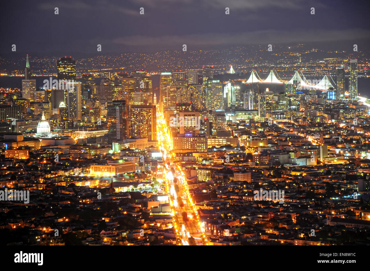 La città di San Francisco scape paesaggio notturno con vista della baia e di Oakland. Foto Stock