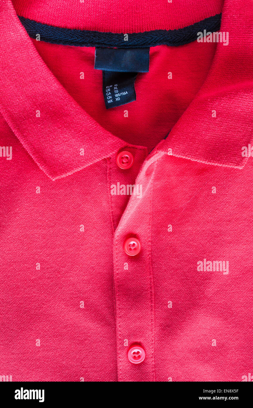 Polo T shirt close up su sfondo di legno Foto Stock