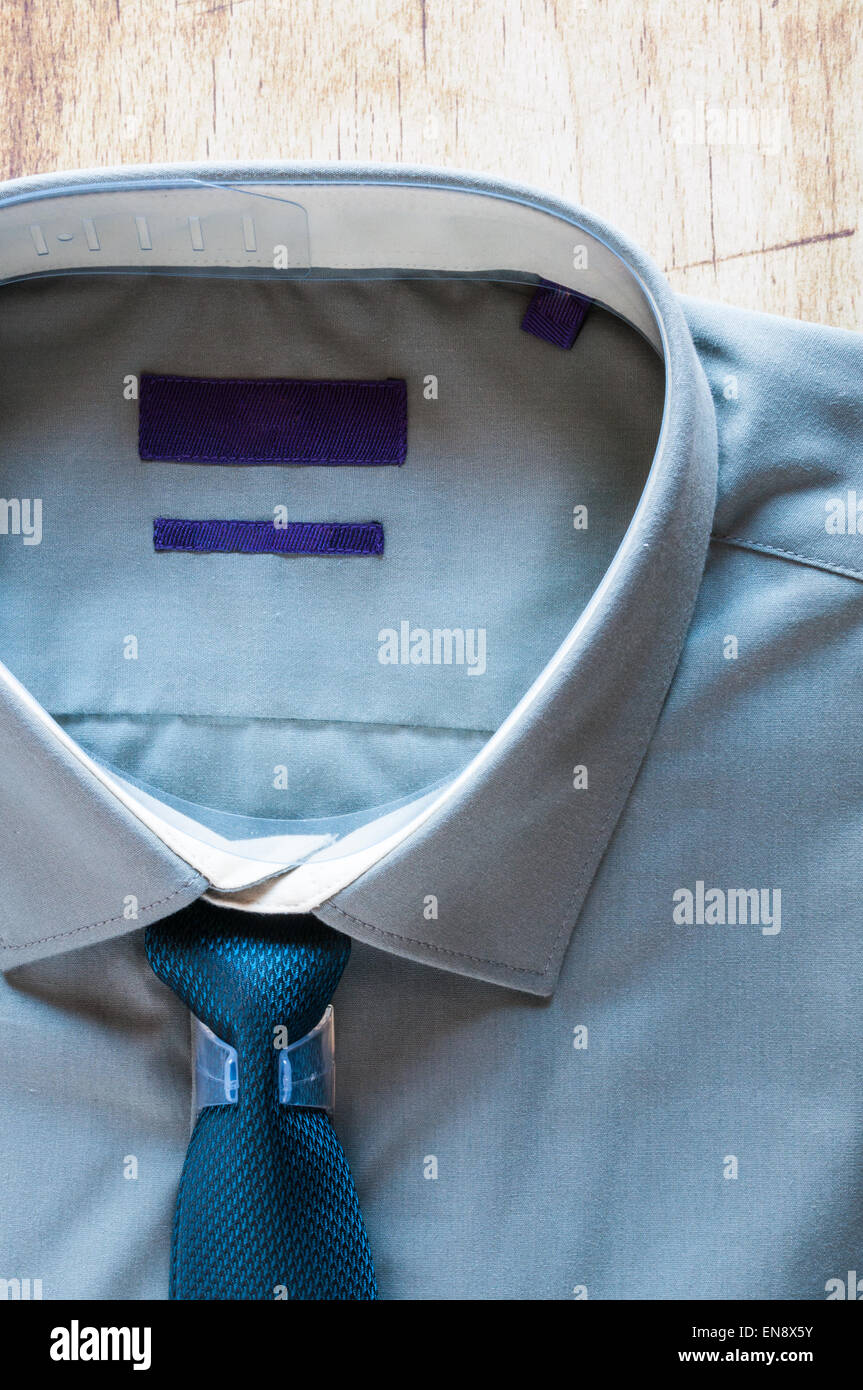 Camicia verde e cravatta su sfondo di legno Foto Stock