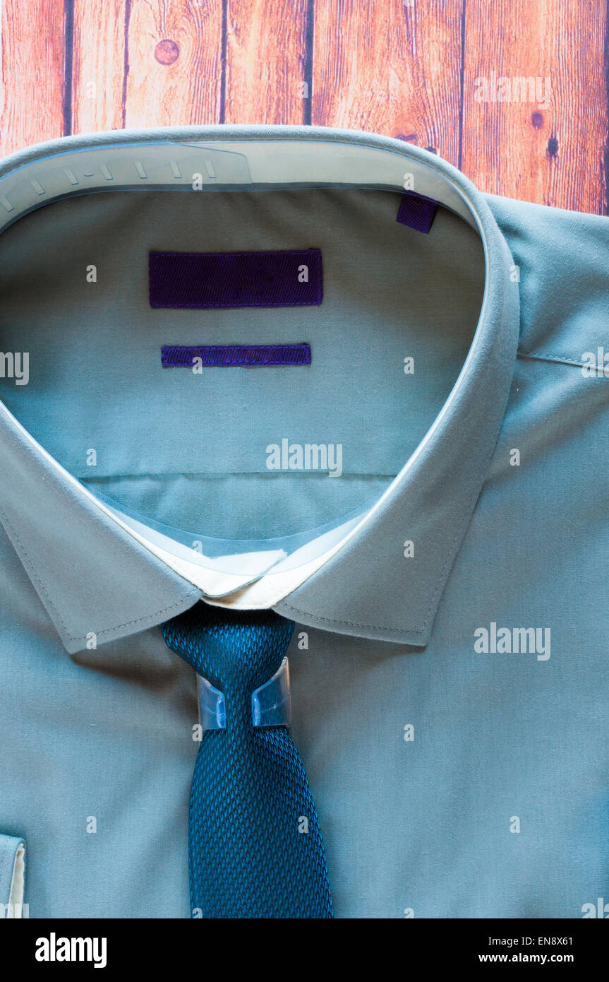 Camicia verde e cravatta su sfondo di legno Foto Stock