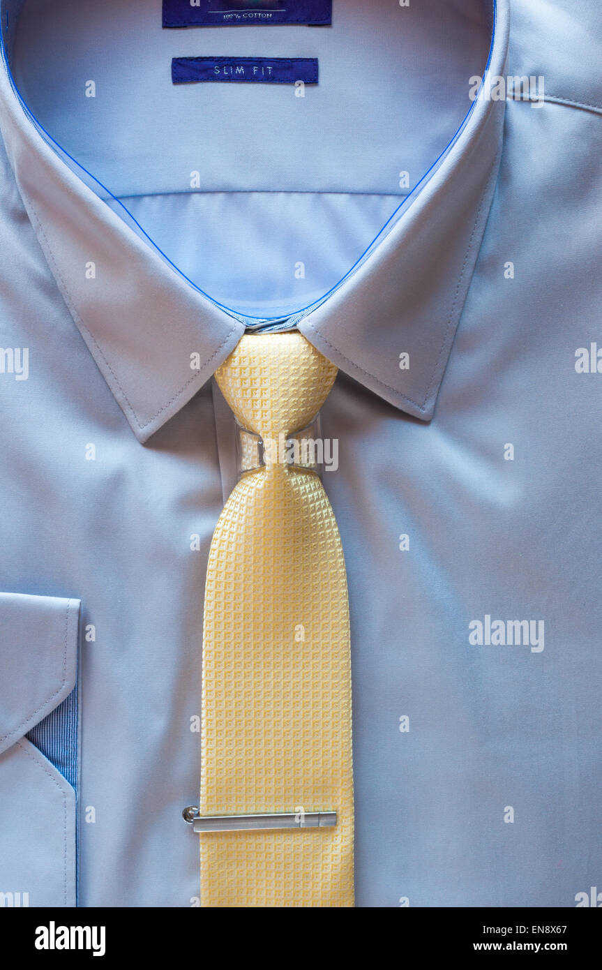 Blu di cotone camicia e cravatta gialla con clip da vicino Foto stock -  Alamy