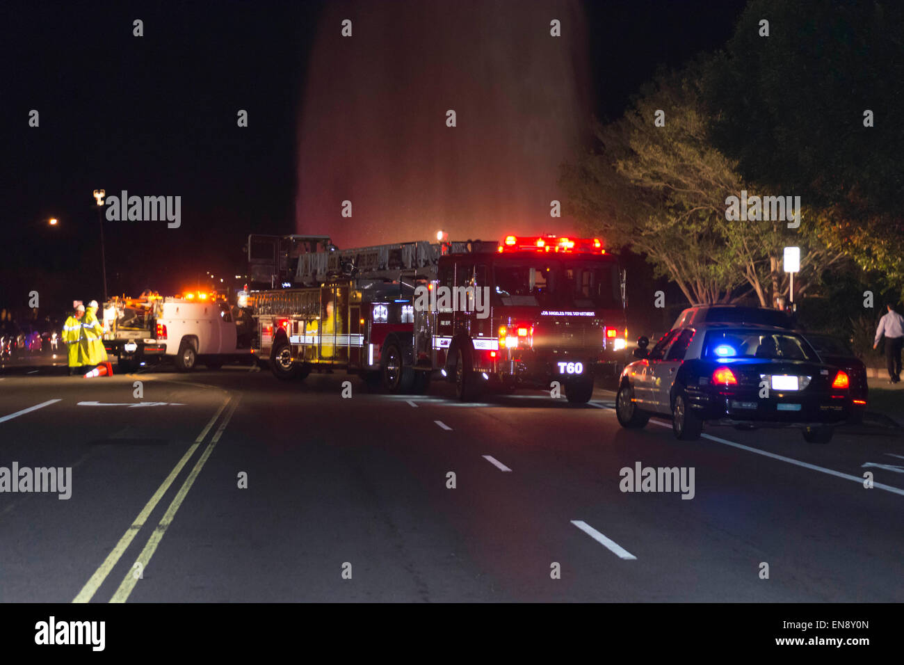 Los Angeles, California, USA. Il 29 aprile, 2015. Los Angeles dei Vigili del Fuoco vigili del fuoco tentare di arrestare la rottura di un incendio da un colpo ed eseguire incidente stradale. Credito: Chester marrone/Alamy Live News Foto Stock