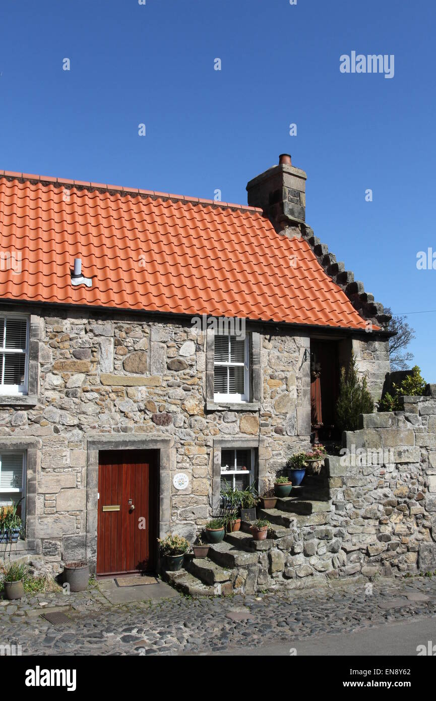 Antica casa con scala esterna Falkland Fife Scozia Aprile 2015 Foto Stock