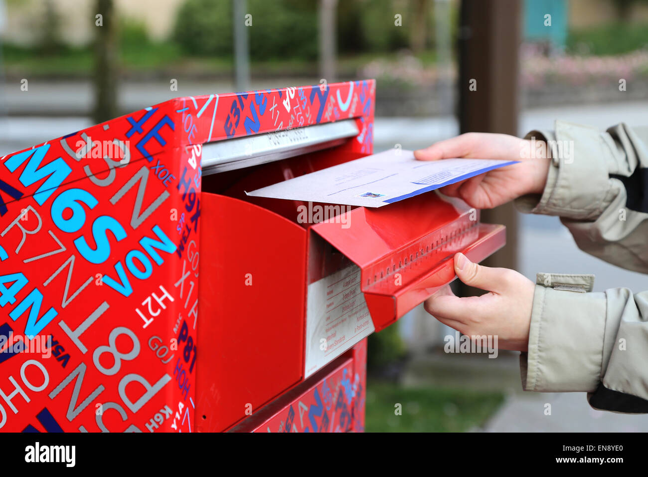Invio manuale di un referto fiscale lettera in un rosso nella casella di posta Foto Stock