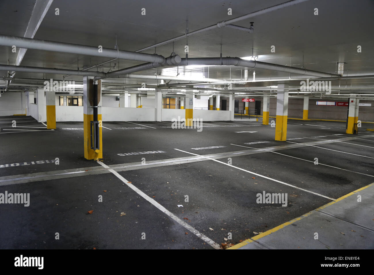Svuotare il parcheggio sotterraneo sfondo Foto Stock