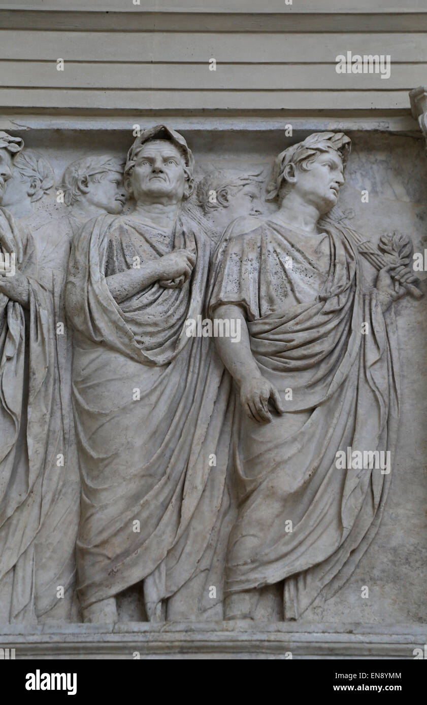 L'Italia. Roma. Ara Pacis Augustae. Altare dedicato a pax. 13-9 BC. Processionale fregio. Membro di un collegio con compiti sacerdotali, Foto Stock