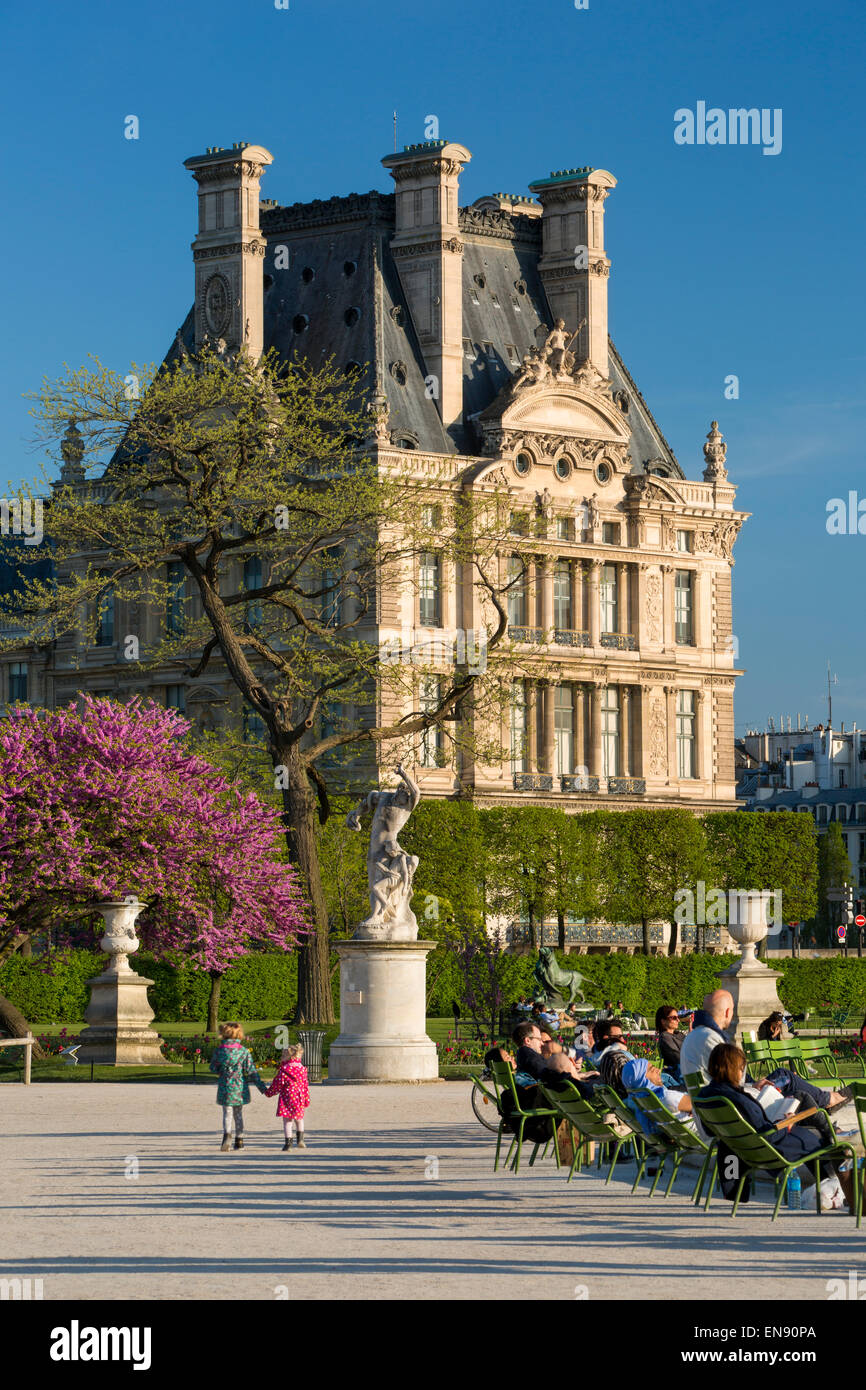 I parigini godendo di Jardin des Tuileries su un pomeriggio di primavera, Parigi, Francia Foto Stock