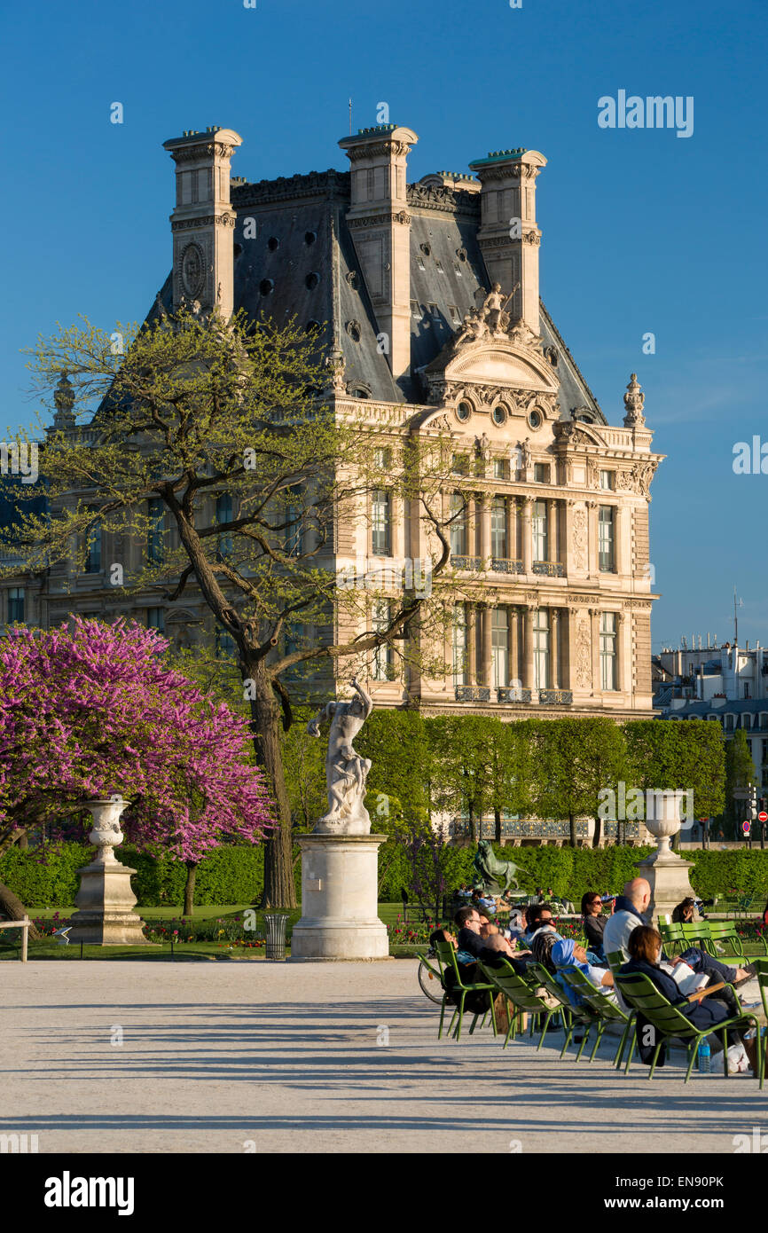 I parigini godendo di jardin des tuileries su un pomeriggio di primavera, Parigi, Francia Foto Stock