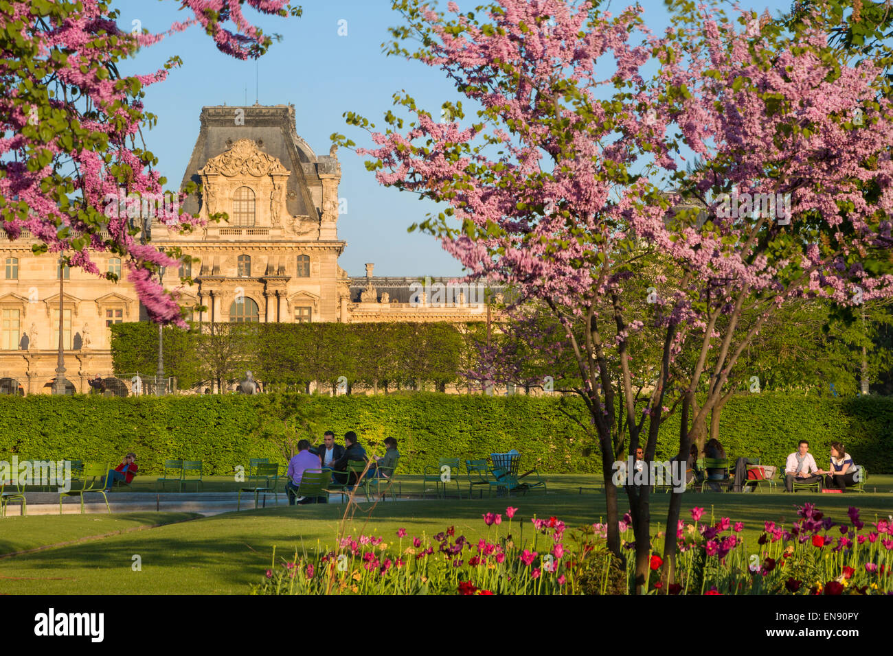 I parigini godendo di Jardin des Tuileries su un pomeriggio di primavera, Parigi, Francia Foto Stock