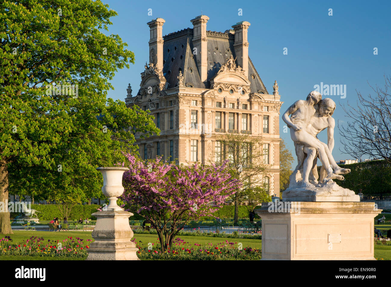Jardin des Tuileries e il Musee du Louvre su un pomeriggio di primavera, Parigi, Francia Foto Stock