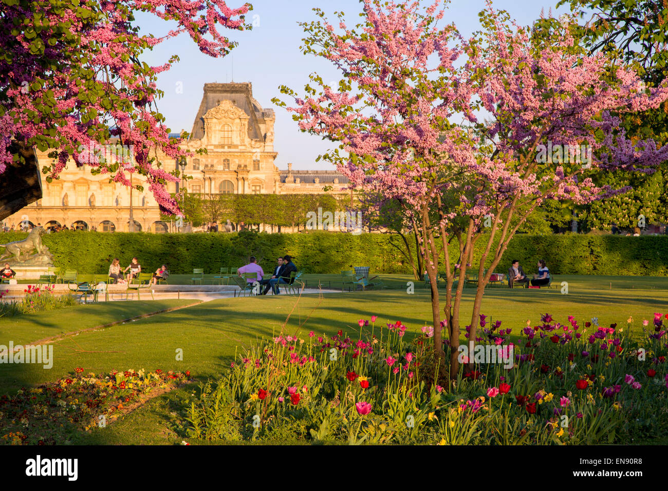 I parigini godendo di Jardin des Tuileries su un pomeriggio di primavera, Parigi, Francia Foto Stock