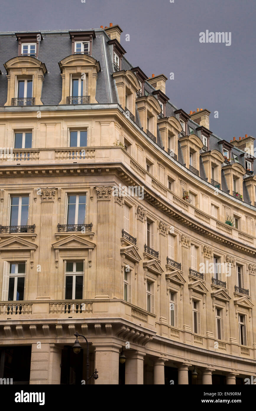 Edificio curvo adiacente alla Bourse de Commerce lungo la Rue de Viarmes, Parigi, Francia Foto Stock