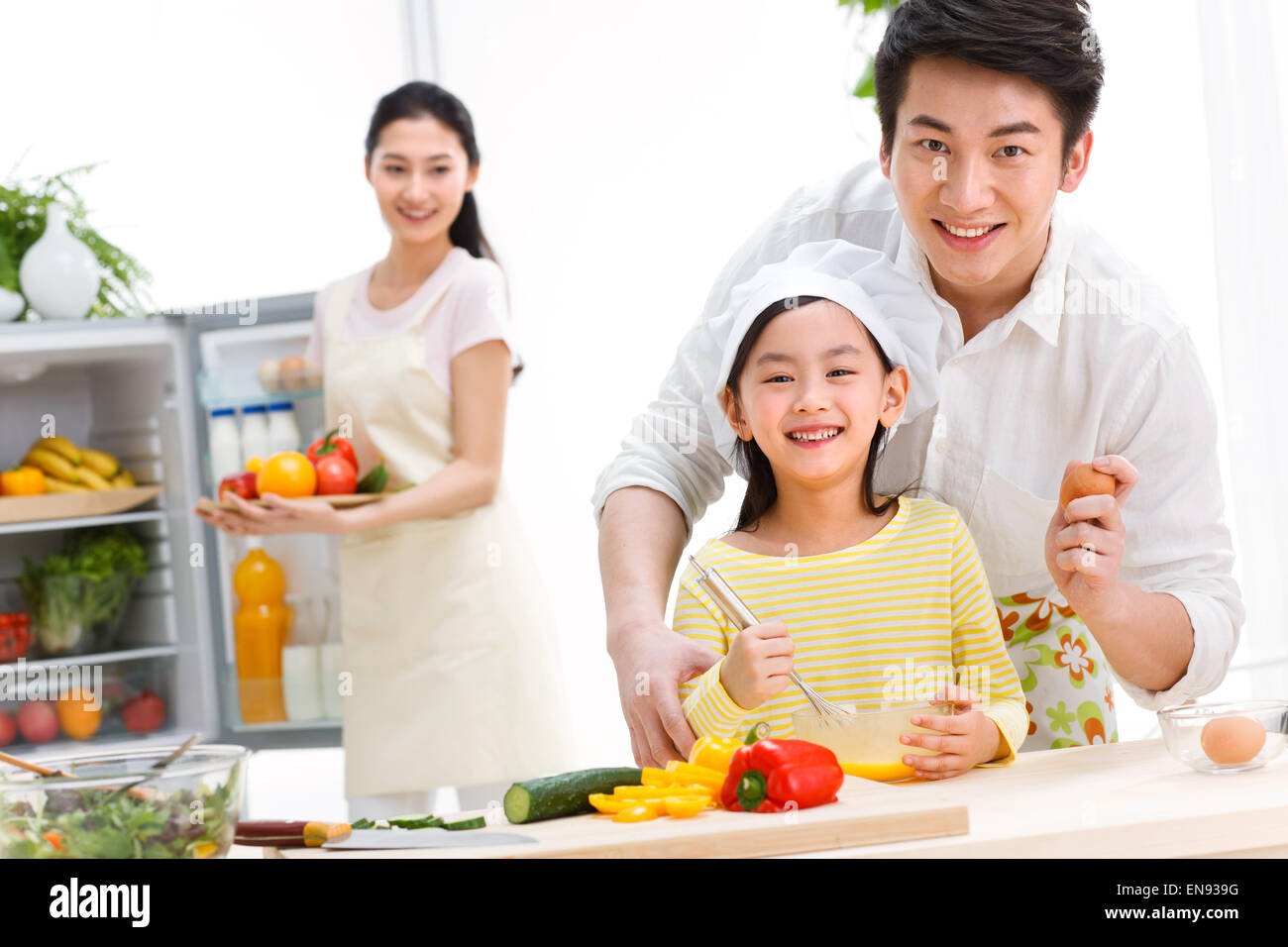 Famiglia preparare il cibo in cucina Foto Stock